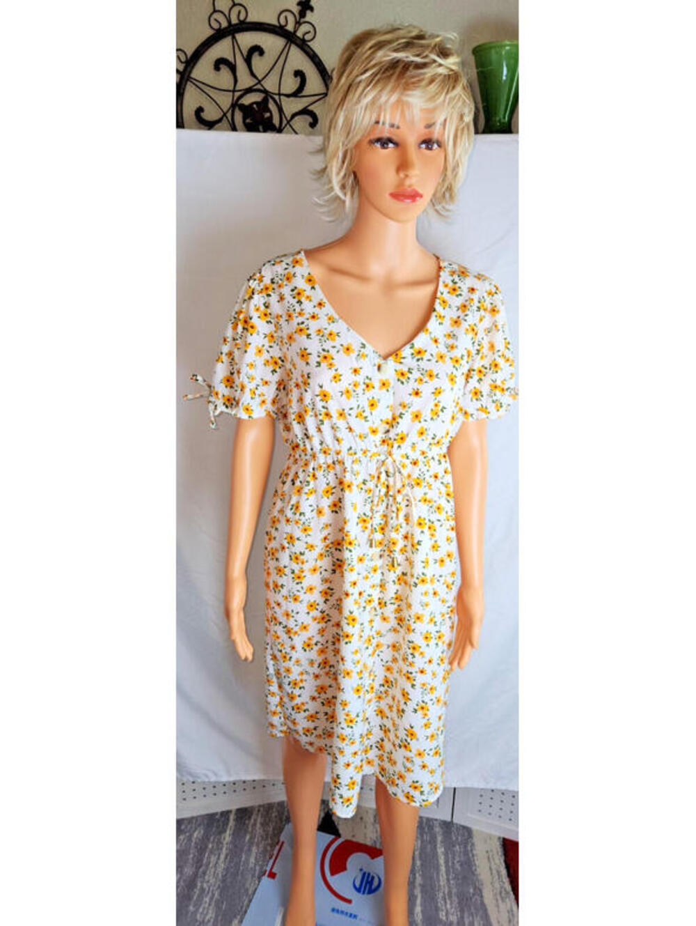 Hint of Blush, summer, beach, dress, white w/yellow daisies, size L.